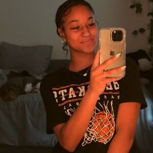 Meet your Posher, Nia